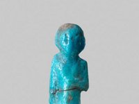 Aeg F 36  Aeg F 36, Ende 20. bis 25. Dynastie, Uschebti-Aufseher, Blaue Fayence, H 5,2 cm, B 1,4 cm, T 1,0 cm : Bestandskatalog Ägypten, Museumsfoto: Claus Cordes